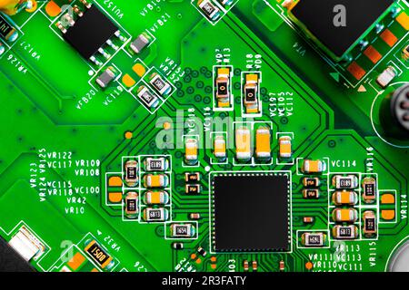 Gros plan des composants et des puces sur la carte de circuit imprimé du PC Banque D'Images
