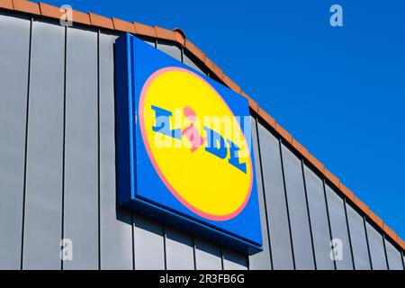 Lidl. Des affiches et des logos Banque D'Images