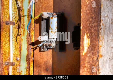 Ancien boîtier de distribution du système électrique en panne Banque D'Images