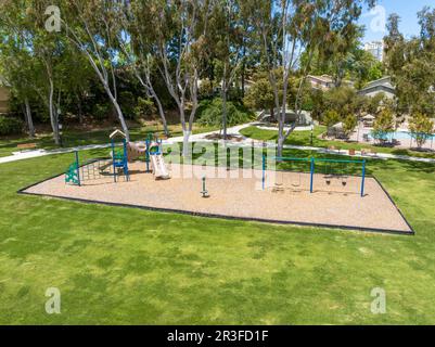 Vue aérienne des installations de loisirs avec jeux pour enfants dans la communauté résidentielle privée de la Jolla, Califonia, Etats-Unis. 15 avril 2022 Banque D'Images