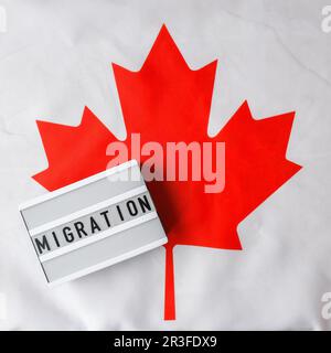 Le drapeau national du Canada. Visionneuse avec MIGRATION de texte drapeau canadien ou feuille d'érable. Patriotisme. Concept de relations internationales. Indépendance d Banque D'Images