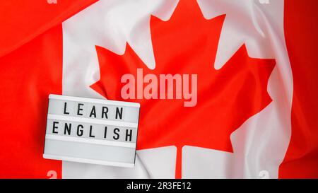 Le drapeau national du Canada. Visionneuse avec texte APPRENDRE L'ANGLAIS drapeau canadien ou la feuille d'érable. Patriotisme. Relatio. Internationale Banque D'Images