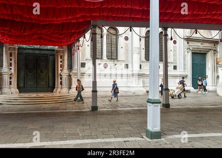 La Scuola Grande di San Rocco avec la canopée rouge utilisée depuis le 16th siècle pour abriter la Doge du soleil, Venise, Vénétie, Italie Banque D'Images