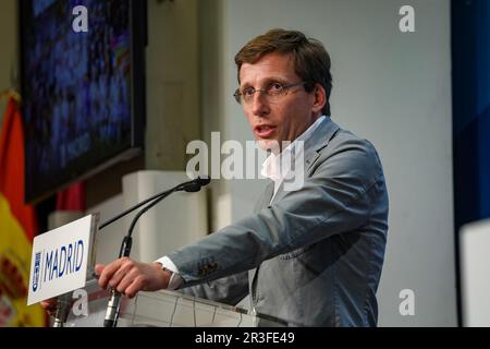 Madrid, Espagne. 23rd mai 2023. Le maire de Madrid, José Luis Martínez-Almeida, prononce des discours au cours de l'événement. Le basket-ball Real Madrid a remporté son onzième titre de champion européen, la plus haute compétition continentale, après avoir battu la Grèce Olympiakos 78-79 dans une finale tenue à la Zalgirio Arena de Kaunas (Lituanie). Crédit : SOPA Images Limited/Alamy Live News Banque D'Images