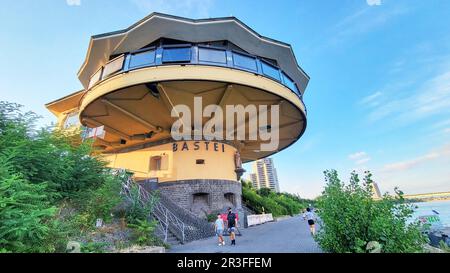 Célèbre bâtiment d'architecture appelé le Bastei sur la promenade du Rhin dans la ville historique de Cologne, Allemagne. Août 2022 Banque D'Images