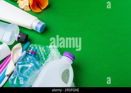 Recyclables constitués de plastique et de papier Banque D'Images