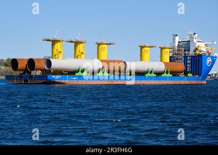 Le navire Heavylift GPO GRACE avec la cargaison de pièces d'éolienne pour Vineyard wind1 dans le port de Halifax Banque D'Images