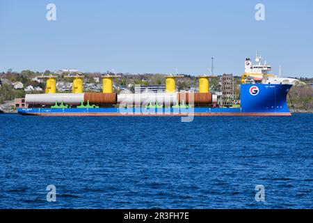 Le navire Heavylift GPO GRACE avec la cargaison de pièces d'éolienne pour Vineyard wind1 dans le port de Halifax Banque D'Images