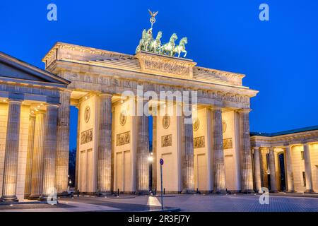 La célèbre porte de Brandebourg illuminée de Berlin pendant l'heure bleue Banque D'Images