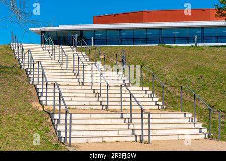 Escalier extérieur menant à un point de vue sur le parc Planten un Blomen à Hambourg Banque D'Images