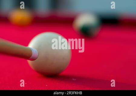 Les boules de billard sont allumées sur le feu tout en étant assis sur UN Table de billard dans un environnement extérieur Banque D'Images