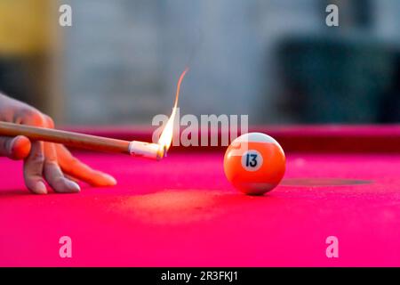 Les boules de billard sont allumées sur le feu tout en étant assis sur UN Table de billard dans un environnement extérieur Banque D'Images