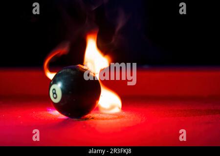 Les boules de billard sont allumées sur le feu tout en étant assis sur UN Table de billard dans un environnement extérieur Banque D'Images