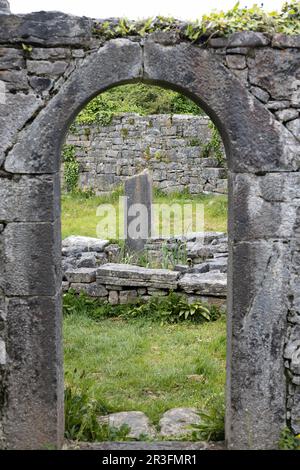 Ruines des sept églises - Na Seacht Teampaill - sur Inishmore, une des îles Aran en Irlande. Banque D'Images