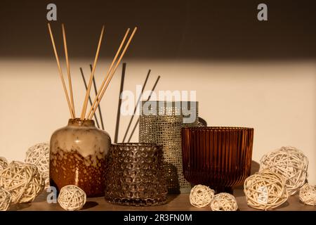 Diffuseur de parfum bougie et roseau aromatique sur la table. Liquide aromatique dans un flacon en verre avec bâtonnets de roseau. Diffuseur. Hygge. Maison scandinave d Banque D'Images