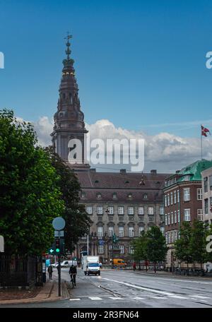 Copenhague, Danemark - 14 septembre 2010: Tour de la fente de Christiansborg et façade avec la statue du roi Frederik VII vue de la rue Holmenscanal sous bleu Banque D'Images