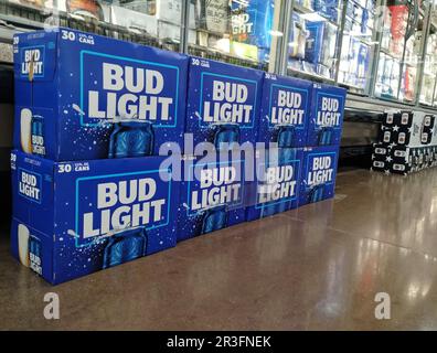 Les caisses de bière légère Bud sont situées dans l'allée des bières d'une épicerie Kroger le mardi, 23 mai 2023 à Owensboro, comté de Daviess, Kentucky, ÉTATS-UNIS. En vue du week-end des fêtes du jour du souvenir aux États-Unis, les ventes de Bud Light ne montrent aucun signe de reprise par rapport à la réaction d'avril créée par un partenariat promotionnel avec Dylan Mulvaney, l'influent sur les médias sociaux transgenres, avec une baisse de 28,4 % des ventes d'une année sur l'autre au cours de la semaine terminée 13 mai, Selon NielsenIQ, les données d'analyse au point de vente sont publiées dans la publication Beer Business Daily sur le commerce de l'industrie. (Photo APEX MediaWire par Billy Suratt) Banque D'Images