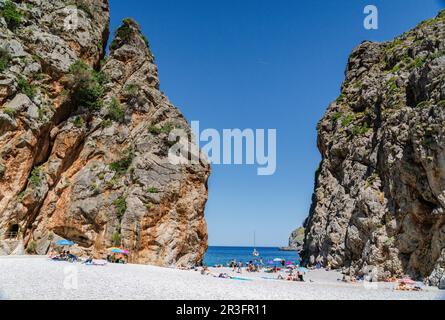 Touristes sur la plage de galets, Torrent de Pareis, sa Calobra, Majorque, Iles Baléares, Espagne. Banque D'Images