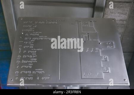 Support argent avec texte en braille et plan de construction à l'intérieur, gros plan Banque D'Images