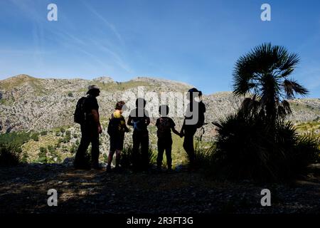 familia frente sa Mola de SEsclop, itinerario de ses planes, Finca Pública Galatzó, Calvia, Majorque, iles baléares, espagne, europe. Banque D'Images