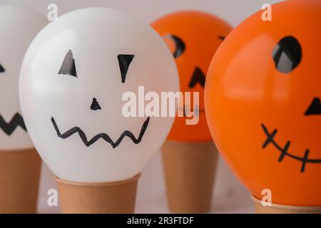 Les jacks peints font face aux ballons. Préparation des boules orange et blanches pour halloween. Activités à la maison pour Halloween. Fait à la main Banque D'Images