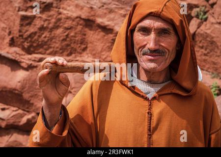 berber Farmer avec houe, ait Blal, province d'azilal, chaîne de montagnes de l'Atlas, maroc, afrique. Banque D'Images