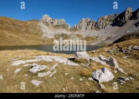 Ibón de Acherito, avec la Peña de l'Ibon, 2130 mts et le pic de la Ralla, 2146 m dans le deuxième terme, la vallée de hecho, vallées de l'ouest, du massif pyrénéen, province de Huesca, Aragon, Espagne, Europe. Banque D'Images