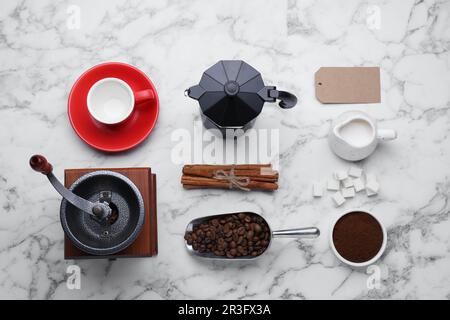 Composition de pose plate avec moulin manuel vintage et cafetière geyser sur table en marbre blanc Banque D'Images