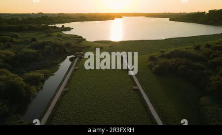 Vue aérienne de Pateira de Espinhel au coucher du soleil à Agueda, Aveiro - Portugal. Banque D'Images