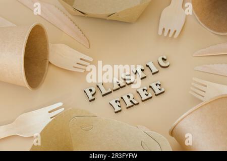 TEXTE LIBRE EN PLASTIQUE autour de la vaisselle écologique, jetable, recyclable, compostable. Boîtes à nourriture en papier, plats sur beige neutre Banque D'Images