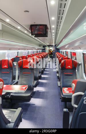 Intérieur d'un Italo ETR 675 Pendolino train à grande vitesse de Nuovo Trasporto Viaggiatori NTV à la gare centrale de Milan, Banque D'Images