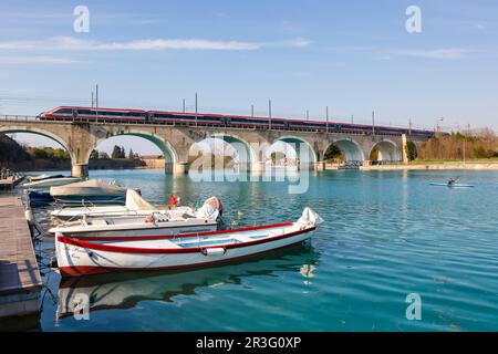 Frecciargento FS ETR 700 train à grande vitesse de Trenitalia sur un pont au-dessus de la rivière Mincio à Peschiera del Garda en Italie Banque D'Images