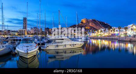 Port d'Alicante la nuit Port d'Alaquant Marina avec bateaux et vue sur le château Castillo Voyage de vacances panorama de la ville en Espagne Banque D'Images