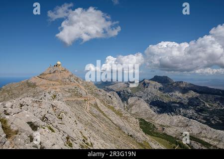 Puig Major, punto más elevado de las Islas Baleares, 1445 metros, y Puig de Massanella, 1364,1841 metros, segunda cima de la sierra , Sierra de Tramuntana, municipio de Escorca, Mallorca, Iles baléares, Espagne. Banque D'Images