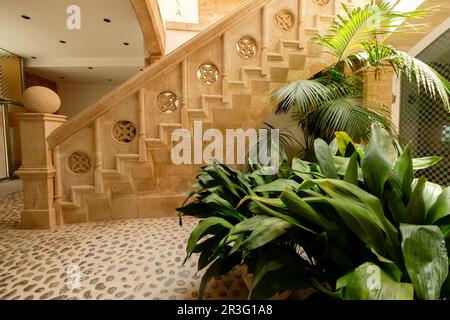 Escalera del patio interior del Museo Puget, en la casa noble de peuvent LLaudis (Dalt Vila), la casa del siglo XV, Ibiza, Baléares, Espagne. Banque D'Images