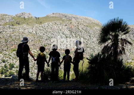 familia frente sa Mola de SEsclop, itinerario de ses planes, Finca Pública Galatzó, Calvia, Majorque, iles baléares, espagne, europe. Banque D'Images