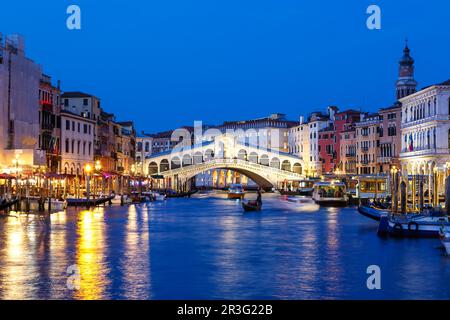 Venise Pont du Rialto Pont du Rialto au-dessus du Canal Grand Canal avec télécabine Voyage de vacances Voyage ville par nuit en Italie Banque D'Images