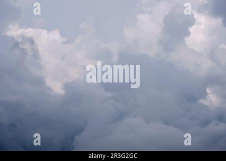 Nuages de pluie au-dessus du lac Pombie, vallée de l'Aneou, Parc National des Pyrénées, Pyrénées Atlantiques, France. Banque D'Images