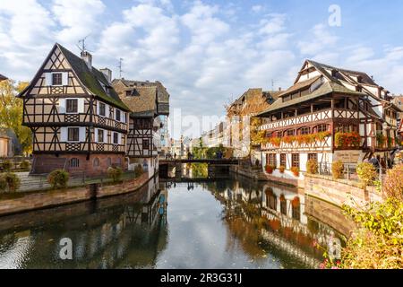 La petite France maisons historiques à colombages sur la rivière Ill Water Alsace à Strasbourg Strasbourg, France Banque D'Images