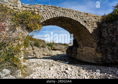 Puente sobre el Rio Vero, paraje de Pedro Buil, Sarsa de Surta, Sobrarbe, Provincia de Huesca, Comunidad Autónoma de Aragón, cordillera de los Pirineos, Espagne, Europe. Banque D'Images