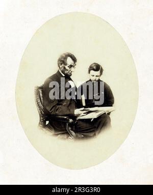 Abraham Lincoln, regardant un album photo avec son fils, TAD Lincoln, 1864. Banque D'Images