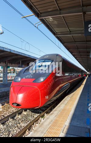 Italo ETR 675 train à grande vitesse Pendolino de Nuovo Trasporto Viaggiatori NTV à la gare de Mestre à Venise, Italie. Banque D'Images