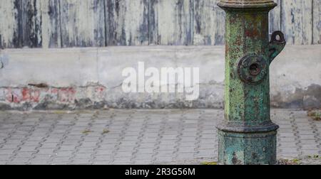 Ancienne pompe à eau de rue hors service Banque D'Images