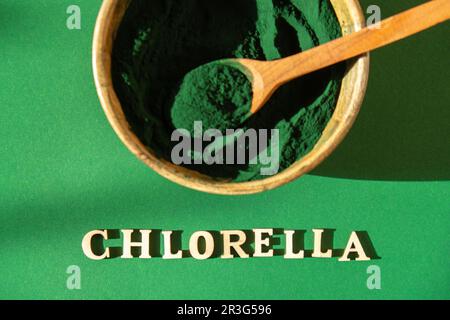Algues bleu-vert avec le message CHLORELLA et la spiruline poudre dans le bambou ECO bol. Super poudre dans une cuillère. Détox super-alimentation. Naturel Banque D'Images
