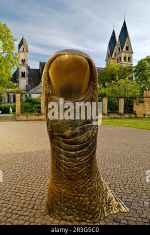 Sculpture le pouce - la Thumb en face de la basilique Saint-Laurent Castor, Koblenz, Allemagne, Europe Banque D'Images