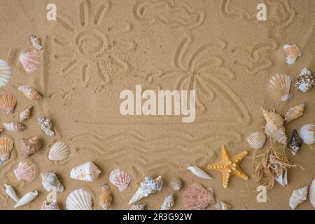 Composition avec soleil de palmier peint sur des coquillages de sable, galets, maquette sur fond de sable. Vierge, vue de dessus, durée de vie fixe, plat. Banque D'Images