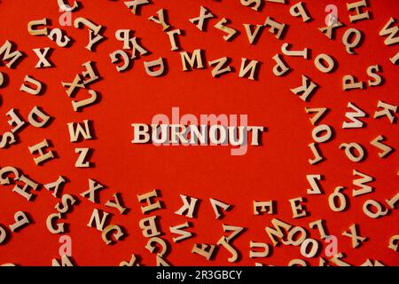 Mot BRUNI fait de lettres en bois sur fond rouge vif. Concept de citations de mots de motivation. Banque D'Images