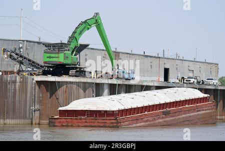 St. Louis, États-Unis. 23rd mai 2023. Une barge s'incline lorsqu'elle est chargée à St. Louis au bord du fleuve Mississippi à St. Louis le mardi, 23 mai 2023.photo par Bill Greenblatt/UPI crédit: UPI/Alamy Live News Banque D'Images