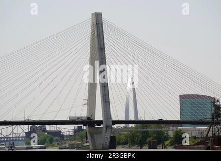 St. Louis, États-Unis. 23rd mai 2023. La Gateway Arch est vue par le pont commémoratif des anciens combattants Stan Musial à St. Louis, mardi, 23 mai 2023. Photo par Bill Greenblatt/UPI crédit: UPI/Alay Live News Banque D'Images