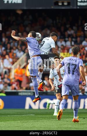 Valence, Espagne. 21st mai 2023. Eder Gabriel Militao (L) du Real Madrid CF et Justin Kluivert (C) du Valencia CF en action pendant le match de la Liga Santander de la saison régulière entre Valencia CF et Real Madrid CF au stade Mestalla. (Notes finales; Valencia CF 1:0 Real Madrid CF). Crédit : SOPA Images Limited/Alamy Live News Banque D'Images